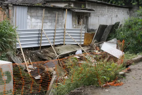 Muro da casa da aposentada cedeu e a levou junto