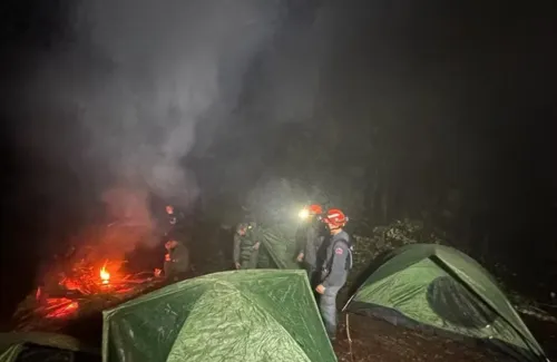 Policiais militares e bombeiros passaram a noite próximo ao local