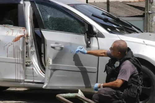 Carro onde estavam os criminosos foi periciado na manhã desta sexta