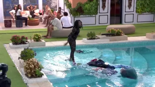 Leidy jogou as roupas de Davi na piscina