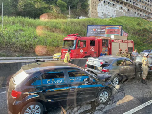 Bombeiros estão prestando socorro no local