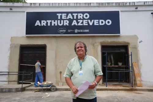 Frente do teatro já em obra