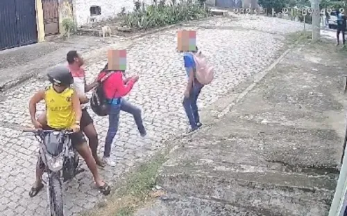 Meninas estavam voltando da escola