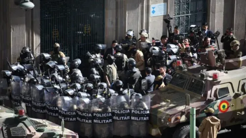 Momento em que militares tomam o Palácio Quemado, sede do governo da Bolívia, em La Paz