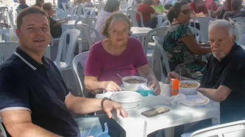 Marcos Vinícius e seus pais durante a festividade de São Jão, em Niterói