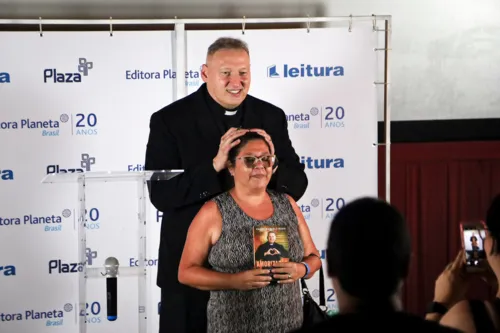 Cátia Azevedo disse que tem vários livros do Padre Marcelo Rossi