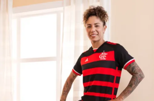 Cristiane, reforço de maior peso para o futebol feminino, também posou com o manto novo