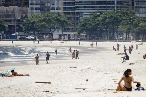 Banhistas aproveitaram uma folga na agenda para curtir o calor, se refrescar e de quebra ainda se bronzear