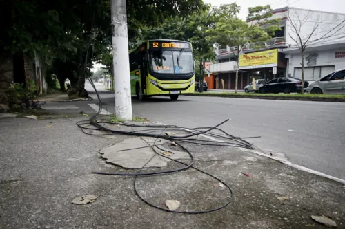 Em diferentes trechos do bairro é possível ver os cabos cortados