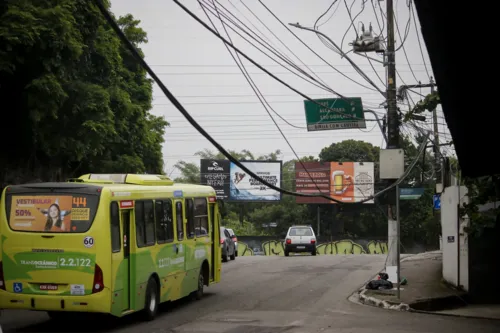 Cabos pendurados nos postes chamam atenção de pedestres