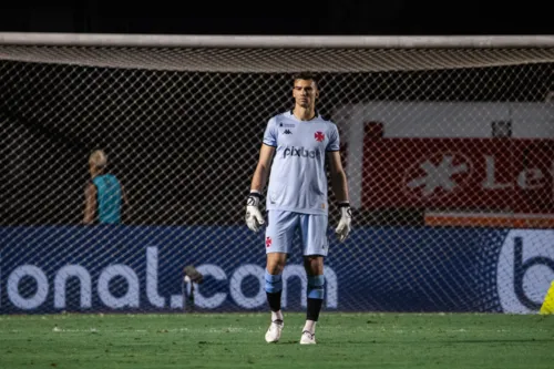 Léo Jardim vem se destacando com a camisa do Vasco