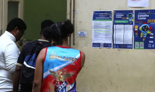 Eleitores comparecem a posto de votação de eleição para conselhos tutelares