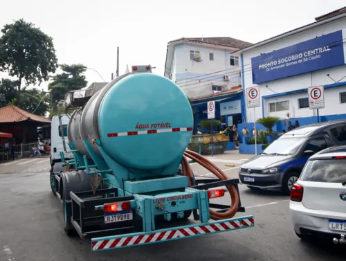 Caminhão-pipa abastecendo Pronto Socorro em São Gonçalo