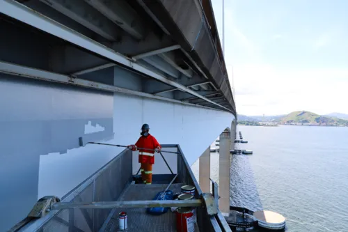 Manutenção da Ponte Rio-Niterói é feita diariamente por diferentes equipes