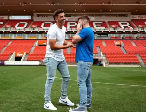 Imagem ilustrativa da imagem Jogador de futebol pede namorado em casamento em estádio