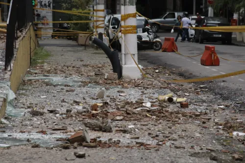 Ruínas seguem na calçada do estabelecimento comercial