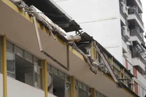 Escombros ainda estão pendurados no quarto andar