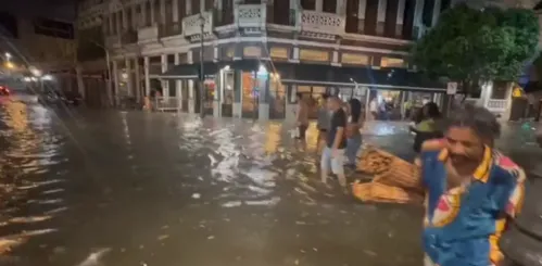 Alagamento na Rua Mem de Sá, na Lapa