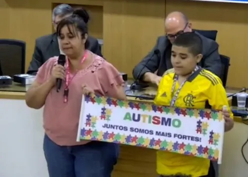 Luciane Silva e o filho Théo José durante solenidade na Câmara de São Gonçalo