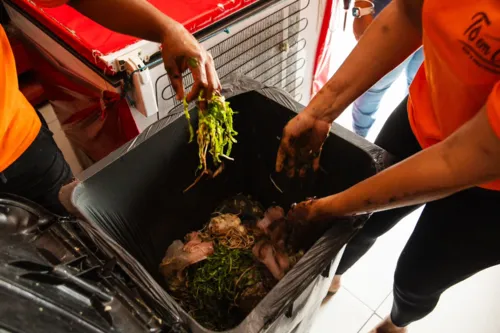 Funcionários precisaram descartar comidas que estragaram