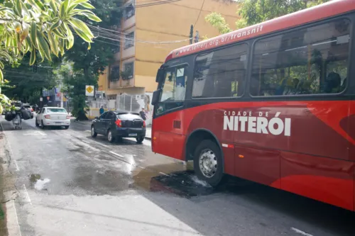 A via é de grande movimentação de veículos, inclusive ônibus