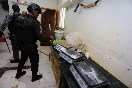 Policiais estouram laboratório do tráfico