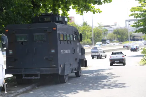 Blindado nos arredores das comunidades