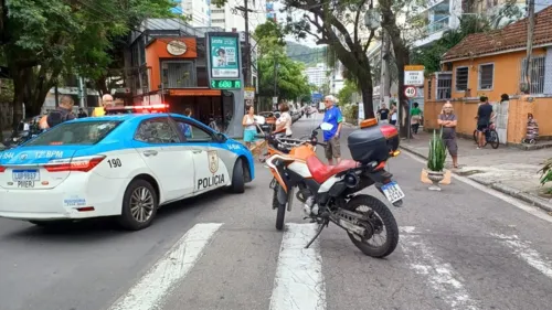 Manifestantes colocaram objetos no meio da via pública