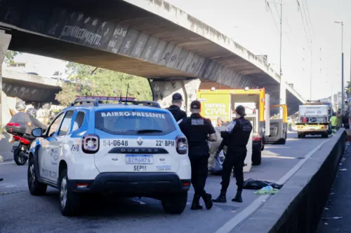 Tiroteio entre assaltantes e policiais militares aconteceu no início da manhã