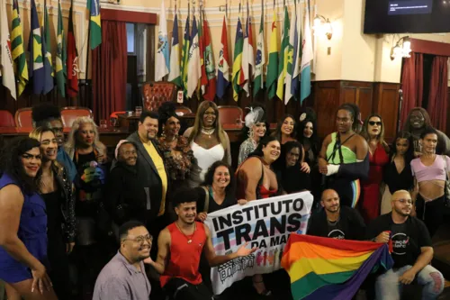 Representantes da comunidade LGBT marcam presença em homenagem a Nicole Bahls e Babu Santana