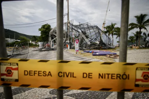 Equipes da Defesa Civil estão no local e isolaram a área