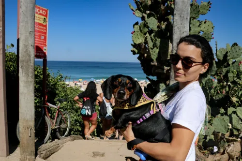 A professora Carina Rivelli, de 34 anos, com a sua cachorrinha Dora.