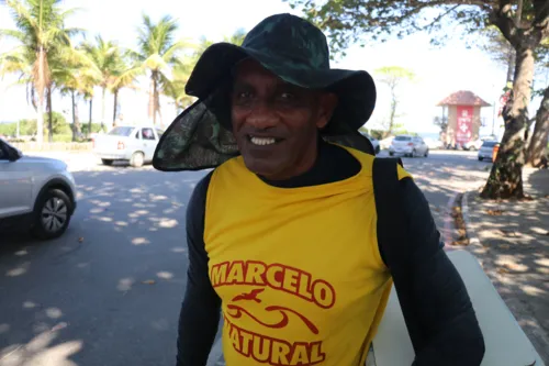 Jadilson Covoza, vendedor de mate, comemora o calor em pleno inverno