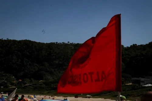 Neste domingo, a praia de Itacoatiara opera com bandeira vermelha.