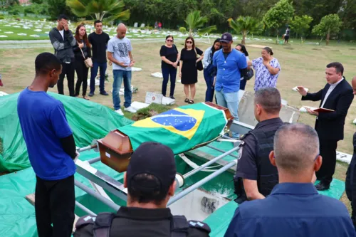 Corpo do subtenente foi enterrado no cemitério Parque Nictheróy, em São Gonçalo