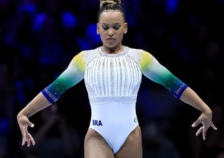 Rebeca conquistou quatro medalhas (dois ouros e duas pratas) em Santiago na ginástica artística