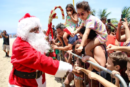 Papai Noel cumprimentou a multidão que admirava a chegada