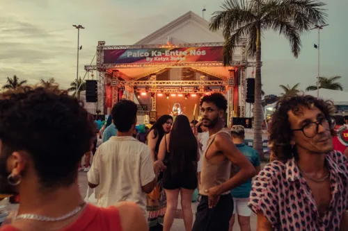 Ao final do trajeto, o público se espalhou pela praça e assistiu a apresentações de cantores e DJs no palco