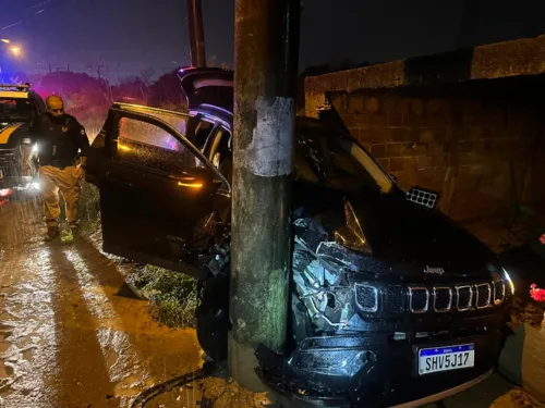 O condutor do carro em fuga bateu contra carros, um poste e derrubou o muro de uma casa