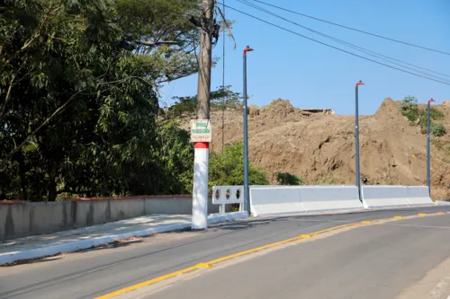 Os postes estão localicados na ponte do Rio Fundo