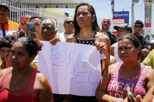 Protestantes levaram cartazes pedindo o fim da concessão da Enel