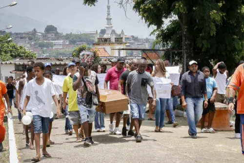 Familiares e amigos se despediram da estudante Milene Izabely, de 14 anos