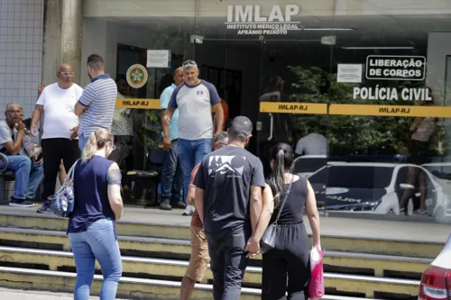 Familiares chegam ao IML para liberação do corpo da professora