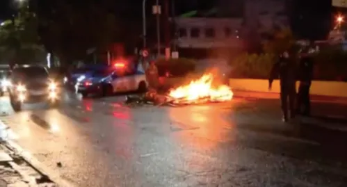 Manifestantes colocaram fogo na pista sentido Ponte Rio-NIterói