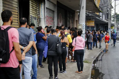 Para enfrentar a fila, muitas pessoas foram preparadas