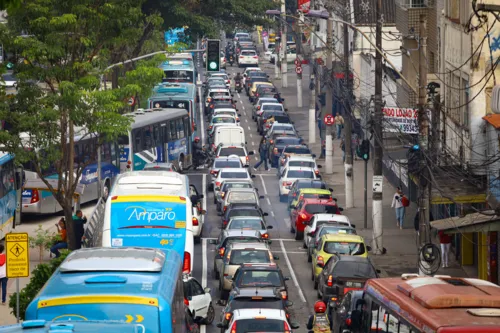 Trânsito intenso na Alameda São Boaventura, no Fonseca