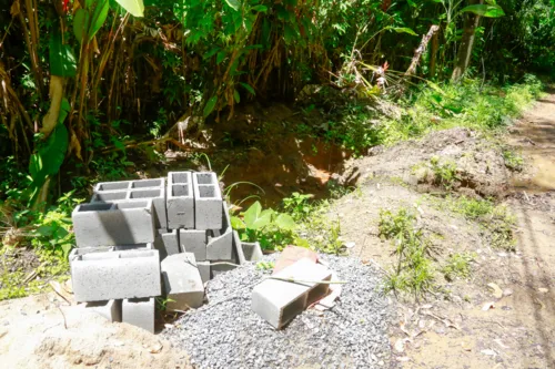 Segundo moradores, obras paliativas foram feitas e alguns materias foram 'abandonados' no caminho