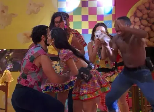 Durante a festa, Beatriz e Davi incentivaram o possível casal a se beijar