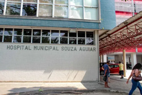 Ele foi levado pelo Corpo de Bombeiros para o Hospital Municipal Souza Aguiar