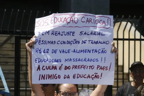 Manifestantes acumulam uma defasagem de 25% nos salários, segundo denúncias